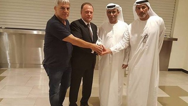 موشيه بونتي، من اليسار، وماريوس فيزر، الثاني من اليسار، ومسؤولين رياضيين إماراتيين في أبو ظبي، 28 أكتوبر، 2017. (IJF)