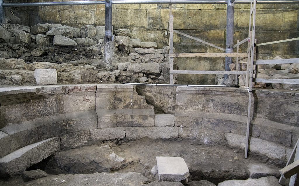 الهيكل الذي يشبه المسرح في أنفاق حائط المبكى. (Yaniv Berman, courtesy of the Israel Antiquities Authority)