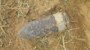 قذيفة غير منفجرة عيار 90 ملم تم العثور عليها بالقرب من روضة أطفال في مدينة أشدود الساحلية، 16 أكتوبر، 2017. (الشرطة الإسرائيلية)
