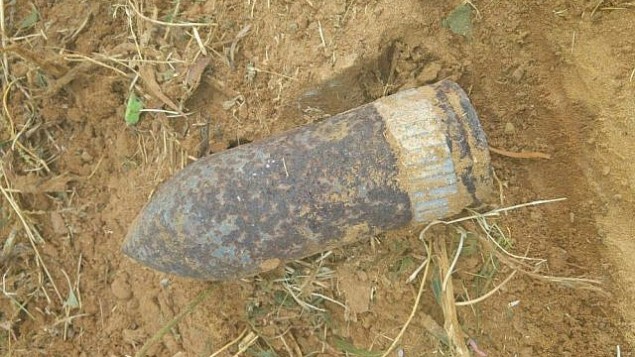 قذيفة غير منفجرة عيار 90 ملم تم العثور عليها بالقرب من روضة أطفال في مدينة أشدود الساحلية، 16 أكتوبر، 2017. (الشرطة الإسرائيلية)