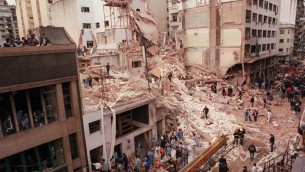 المركز اليهودي ’آميا’ في بوينس آيرس بعد تعرضه للهجوم في يوليو 1994. (Cambalachero/Wikimedia commons)