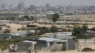 صورة لبلدة شقيب السلام، مع مدينة بئر السبع في الخلفية.(Miriam Alster/Flash90)
