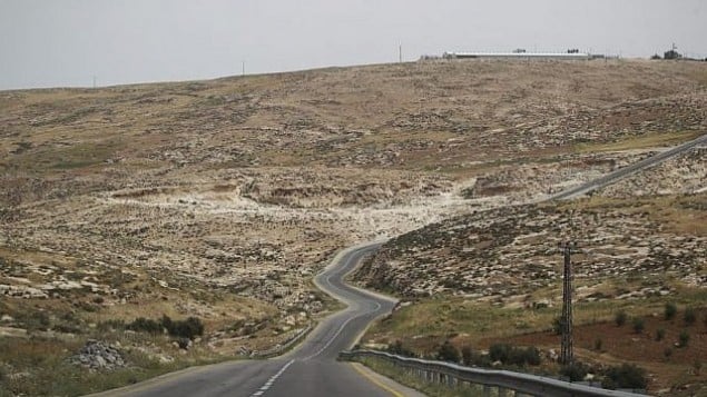 صورة للتوضيح: طريق يمر عبر تلال جنوب الخليل في الضفة الغربية. (Hadas Parush/Flash90)