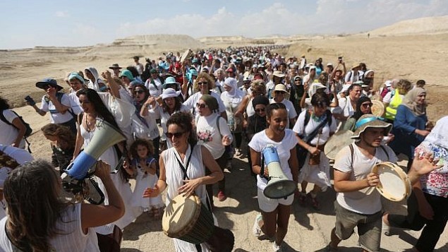 نساء من حركة ’نساء يصنعن السلام’ يشاركن في مسيرة من أجل السلام بالقرب من نهر الأردن، في الضفة الغربية، 8 أكتوبر، 2017. (Flash90)