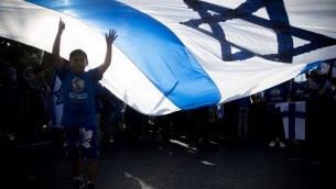 آلاف المسيحيين الأنجيليين والإسرائيليين يشاركون في مسيرة في القدس، احتفالا بعيد السوكوت (العرائش) اليهودي، 10 أكتوبر، 2017. (Yonatan Sindel/Flash90)