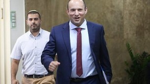 وزير التربية والتعليم نفتالي بينيت يصل إلى الجلسة الأسبوعية للحكومة في مكتب رئيس الوزراء في القدس، 15 أكتوبر، 2017. (Alex Kolomoisky/Pool)