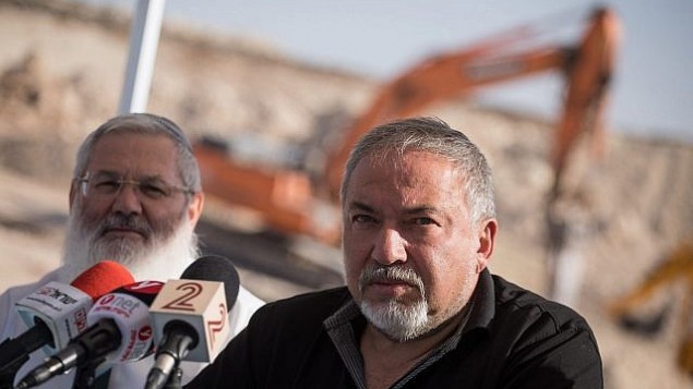 وزير الدفاع أفيغدور ليبرمان في زيارة إلى موقع بناء مستوطنة عميحاي الجديدة في 18 أكتوبر، 2017. (Hadas Parush/Flash90)
