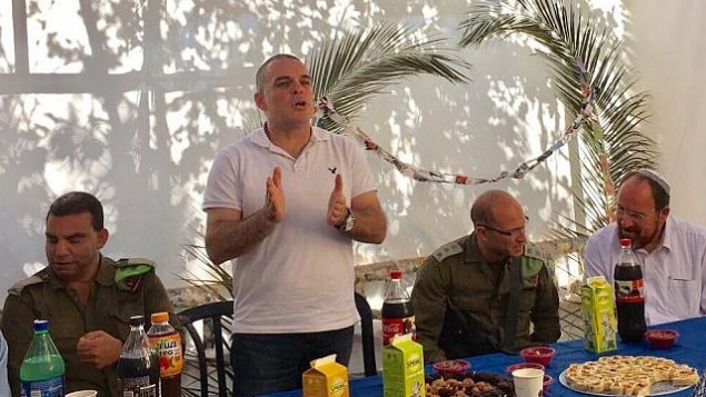 رئيس المجلس المحلي إفرات والقيادي الإستيطاني عوديد رفيفي يتحدث خلال تجمع لإسرائيليين وفلسطينيين في مظلة العيد الخاصة به في إفرات، 11 أكتوبر، 2017. (Courtesy Yesha Council) رئيس المجلس المحلي إفرات والقيادي الإستيطاني عوديد رفيفي يتحدث خلال تجمع لإسرائيليين وفلسطينيين في مظلة العيد الخاصة به في إفرات، 11 أكتوبر، 2017. (Courtesy Yesha Council)