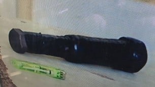 جسم مشبوه تم العثور عليه بحوزة فتى فلسطيني خارج محكمة عسكرية في الضفة الغربية تقول الشرطة إنه بدا كقنبلة أنبوبية، 15 أكتوبر، 2017. (المتحدث بإسم الشرطة)