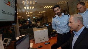 رئيس الوزراء بنيامين نتنياهو خلال جولة في مقر شرطة القدس في المجمع الروسي في القدس، 7 أكتوبر / تشرين الأول 2015. (GPO)
