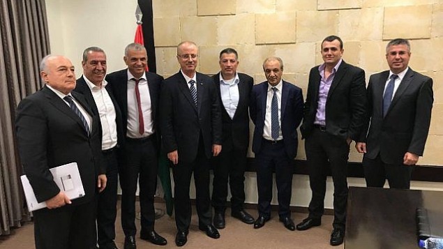وزير المالية الإسرائيلي موشيه كحلون (الثالث من اليسار) يلتفي برئيس الوزراء الفلسطيني رامي الحمد الله (الرابع من اليسار) في رام الله، 30 أكتوبر، 2017. (Twitter)