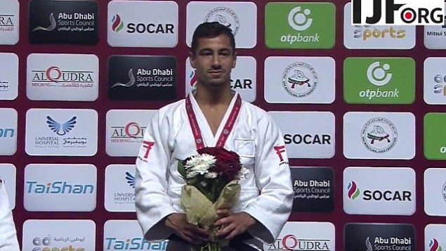 اللاعب الإسرائيلي الحائز على الميدالية الذهبية يقف على منصة التتويح في ’بطولة أبو ظبي غراند سلام للجودو’، حيث منعت السلطات من عرض الرموز الإسرائيلية، 26 أكتوبر، 2017. (لقطة شاشة: YouTube)