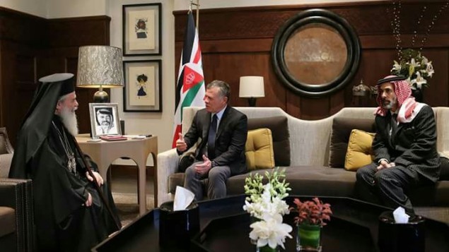البطرك الروم الأورثوذكس تيوفيليوس يلتقي بالعاهل الاردني عبد الله الثاني في عمان لتجنيد الدعم في قضية بيع اراضي كنسية، 18 امتوبر 2017 (King of Jordans bureau)