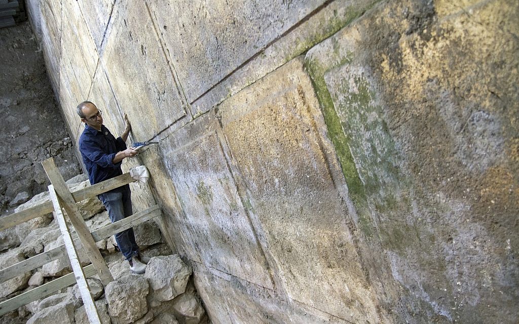 اكتشاف ثمانية طبقات من حائط المبكى في التنقيب. (Yaniv Berman, courtesy of the Israel Antiquities Authority)