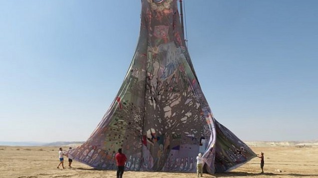أكبر فستان في العالم، الذي يبلغ ارتفاعه 22 مترا ومحيطه 60 مترا، من تصميم الإسرائيلية عادي يكوتيئيل في 2007، وتم عرضه خلال أحداث ’نساء يصنعن السلام’ في 8 أكتوبر، 2017. (Courtesy)