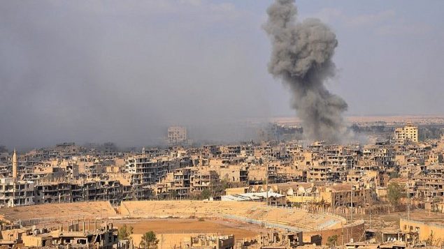الدخان يتصاعد من مدينة دير الزور شرقي سوريا خلال عملية للقوات النظام السوري ضد مقاتلي تنظيم ’الدولة الإسلامية’ في 2 نوفمبر،  2017. (AFP/Stringer)