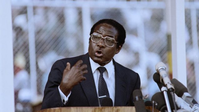 رئيس زيمبابوي روبرت موغابي في هراري، 4 مارس 1990 (ALEXANDER JOE / AFP)