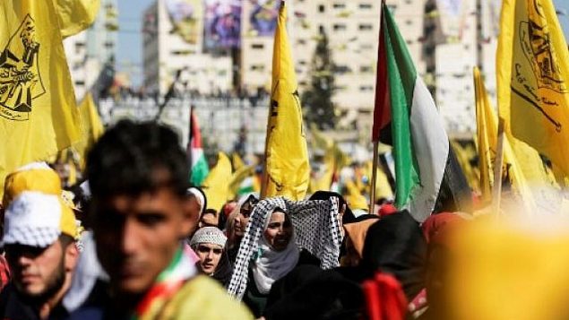مناصرو حركة ’فتح’ يلوحون بأعلام الحركة خلال مشاركتهم في مهرجان في مدينة غزة، 11 نوفمبر، 2017. (AFP/MAHMUD HAMS)