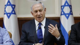 رئيس الوزراء بنيامين نتيناهو يحضر الجلسة الاسبوعية للحكومة في مكتبه، 12 نوفمبر 2017 (AFP/POOL/ABIR SULTAN)