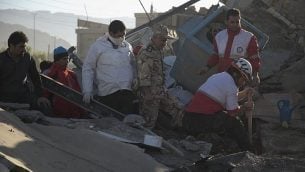 عمال الإنقاذ يبحثون عن ناجين بين الأنقاض بعد  زلزال بقوة 7.3 درجة في مدينة سربل ذهاب في منطقة كرمنشاه، 13 نوفمبر، 2017. (AFP/TASNIM NEWS/Farzad MENATI)