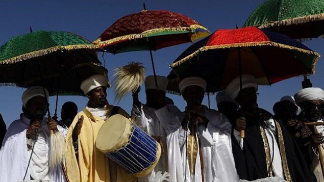 ’كيسيم’ إسرائيليون أو زعماء دينيون للمجتمع اليهودي الإثيوبي يترأسون مراسم الصلاة خلال الاحتفال بعيد ’سيجد’ الذي يحتفل خلاله أبناء المجتمع اليهودي الإثيوبي بالرغبة ب’العودة إلى القدس’، خلال الاحتفالات من قمة تلة قي مدينة القدس، 16 نوفمبر، 2017. (AFP PHOTO / GALI TIBBON)