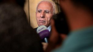 عزام الأحمد، رئيس اللجنة المركزية لحركة ’فتح’  وكبير ورئيس الوفد المفاوض في محادثات المصالحة الفلسطينية يتحدث خلال مؤتمر صحفي في ختام يومين من المحادثات المغلقة حضرها ممثلون عن 13 فصيلا رئيسيا والتي أجريت في العاصمة المصرية القاهرة، 22 نوفمبر، 2017. (AFP PHOTO / MOHAMED EL-SHAHED)
