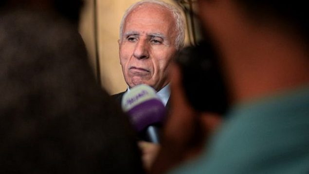 عزام الأحمد، رئيس اللجنة المركزية لحركة ’فتح’  وكبير ورئيس الوفد المفاوض في محادثات المصالحة الفلسطينية يتحدث خلال مؤتمر صحفي في ختام يومين من المحادثات المغلقة حضرها ممثلون عن 13 فصيلا رئيسيا والتي أجريت في العاصمة المصرية القاهرة، 22 نوفمبر، 2017. (AFP PHOTO / MOHAMED EL-SHAHED)