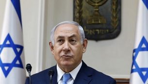 رئيس الوزراء بينيامين نتنياهو يفتحح الجلسة الأسبوعية للحكومة في مكتبه في القدس، 26 نوفمبر، 2017. (AFP/GALI TIBBON)