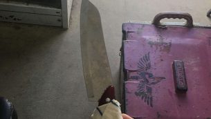 السكين التي حملها رجل فلسطيني اعتقله جنود إسرائيليون بعد اقترابه من مستوطنة ميفو دوتان في الضفة الغربية. (IDF Spokesperson)