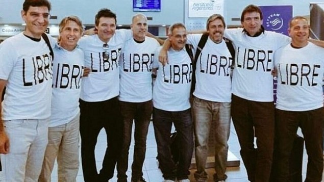 أريئيل إرليخ، الثالث من اليسار، في صورة مشتركة مع أصدقاء خلال لقاء لم شمل مدرسي. خمسة من أعضاء المجموعة، من بينهم إرليخ، لقوا حتفهم عندما قام منفذ هجوم يقود شاحنة بدهس مارة في نيويورك، 31 أكتوبر، 2017. (Facebook)