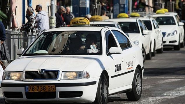 صورة توضيحية: سيارات أجرة في انتظار مسافرين. (Kobi Gideon/Flash90)
