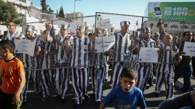 فلسطينيون يشاركون في تظاهرة تضامنا مع الأسرى الفلسطينيين المضربين عن الطعام في السجون الإسرائيلية، في مدينة بيت لحم في الضفة الغربية، 4 مايو، 2017. (Flash90)