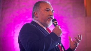 وزير الدفاع أفيغدور ليبرمان يشارك في مؤتمر في القدس مع مشرعين وأعضاء في حزبه ’إسرائيل بيتنا’ بمناسبة السنة العبرية الجديدة، 13 سبتمبر، 2017. (Miriam Alster/Flash90)