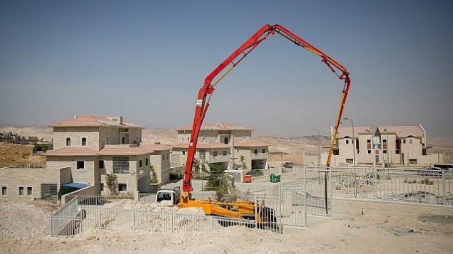صورة توضيحية لأعمال بناء لمنازل جديدة في مستوطنة معاليه أدوميم في الضفة الغربية، 25 سبتمبر، 2017. (Miriam Alster/Flash90)