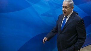 بنيامين نتنياهو يصل إلى الاجتماع الأسبوعي لمجلس الوزراء في مكتب رئيس الوزراء في القدس في 7 نوفمبر 2017. (Olivier Fitoussi/Pool/Flash90)