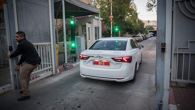 محققو الشرطة يصلون إلى مقر إقامة رئيس الوزراء في القدس للتحقيق مع رئيس الوزراء بينيامين نتنياهو في قضيتي فساد، 9 نوفمبر، 2017. (Yonatan Sindel/Flash90)