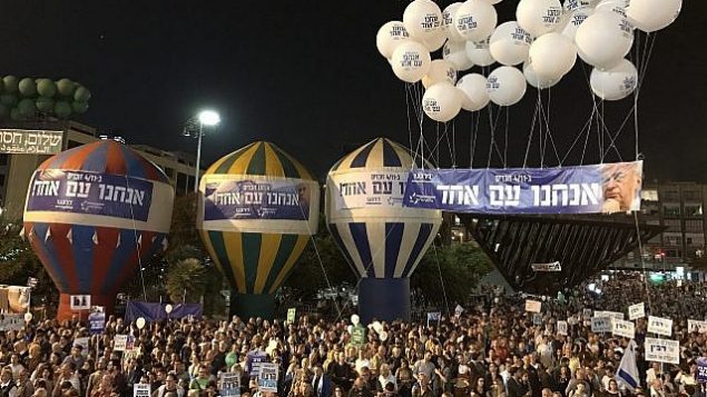 إسرائيليون يحيون الذكرى ال22 لاغتيال رئيس الوزراء يتسحاق رابين، في ميدان رابين في تل أبيب، 4 نوفمبر، 2017. (Jacob Magid/The Times of Israel) إسرائيليون يحيون الذكرى ال22 لاغتيال رئيس الوزراء يتسحاق رابين، في ميدان رابين في تل أبيب، 4 نوفمبر، 2017. (Jacob Magid/The Times of Israel)