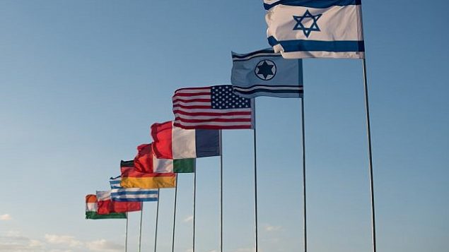أعلام إسرائيل والقوات الجوية الإسرائيلية والولايات المتحدة وفرنسا وإيطاليا وألمانيا واليونان وبولندا والهند في قاعدة أوفدا الجوية كجزء من تمرين العلم الأزرق الدولي في أوائل تشرين الثاني / نوفمبر 2017. (Israel Defense Forces)