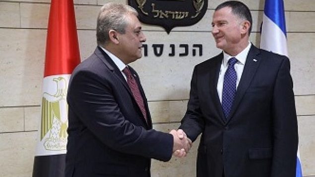 السفير المصري لدى إسرائيل حازم خيرت (من اليسار) يلتقي برئيس الكنيست يولي إدلشتين في الكنيست، 21 نوفمبر، 2017. (Knesset spokesperson's office)