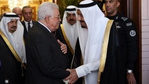 رئيس السلطة الفلسطينية محمود عباس يلتقي بالملك السعودي سلمان في الرياض، 7 نوفمبر، 2017. (Thaer Ghanaim / Wafa)