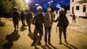 صورة للتوضيح: جنود إسراسئيليون يعتقلون رجلا فلسطيينا في مخيم الدهيشة، بالقرب من مدينة بيت لحم في الضفة الغربية، 9 ديسمبر، 2015. (Nati Shohat/Flash90)