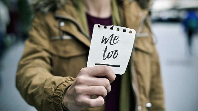 صورة توضيحية لضحية اعتداء جنسي تحمل ورقة كُتب عليها ’أنا أيضا’.  (nito100/iStock by Getty Images)