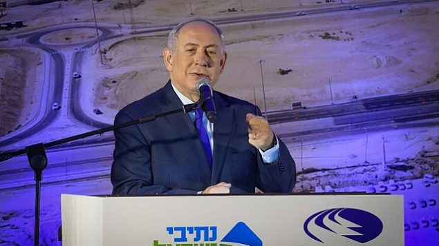 رئيس الوزراء بينيامين نتنياهو يلقي كلمة خلال مراسم افتتاح الطريق رقم 31 في عراد، 23 نوفمبر، 2017. (Amos Ben Gershom/GPO)