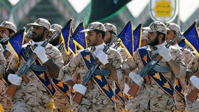 صورة للتوضيح: جنود إيرانيون يسيرون خلال عرض عسكري سنوي لإحياء ذكرى اندلاع الحرب المدمرة مع العراق تحت قيادة صدام حسين ما بين العامين 1980-1988، 22 سبتمبر، 2017 في طهران. (AFP/ str)