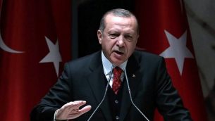 الرئيس التركي رجب طيب أردوغان يتحدث خلال اجتماع للمثلين الإقليميين لحزب ’العدالة والتنمية’ في أنقرة، 17 نوفمبر، 2017. ( AFP/ADEM ALTAN)