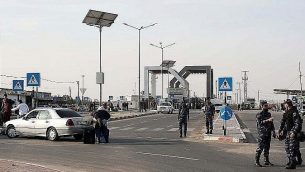 نظرة على معبر رفح الحدودي مع مصر، تحت سيطرة السلطة الفلسطينية، في جنوب قطاع غزة في 18 نوفمبر 2017، حيث يصل المسافرون للعبور. (AFP/Said Khatib)
