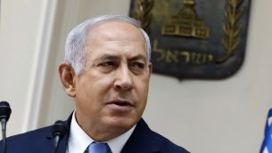 رئيس الوزراء بنيامين نتنياهو خلال الجلسة الاسبوعية للحكومة في القدس، 26 نوفمبر 2017 (AFP/GALI TIBBON)