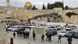 شرطة حرس الحدود الإسرائيلية تقوم بدورية عند الحائط الغربي، 5 ديسمبر، 2017. (AFP /THOMAS COEX)