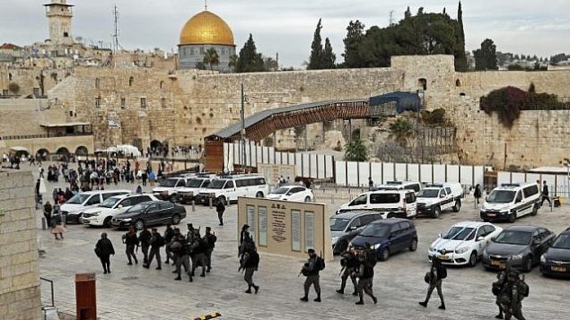 شرطة حرس الحدود الإسرائيلية تقوم بدورية عند الحائط الغربي، 5 ديسمبر، 2017. (AFP /THOMAS COEX)