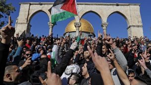مصلون فلسطينيون يهتفون شعارات خلال صلاة الجمعة امام قبة الصخرة في الحرم القدسي، 8 ديسمبر 2017 (AFP PHOTO / Ahmad GHARABLI)